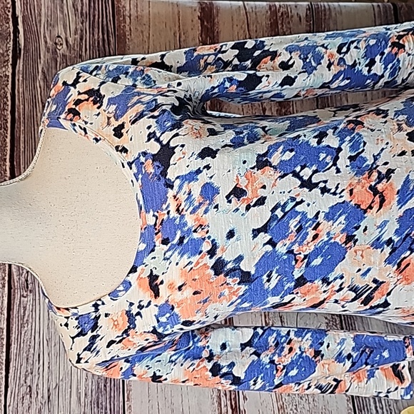 CHICO'S ABSTRACT COTTON-BLEND CROSSOVER SLUB TEE - Picture 2 of 10